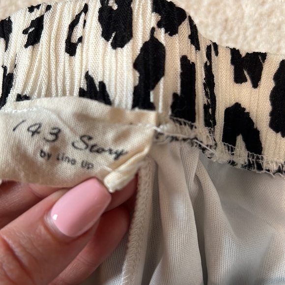 143 Story shorts 0049 - Picture 2 of 3